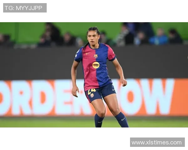 足球球星比赛间隙淡定喝水瞬间展现独特魅力与从容风采